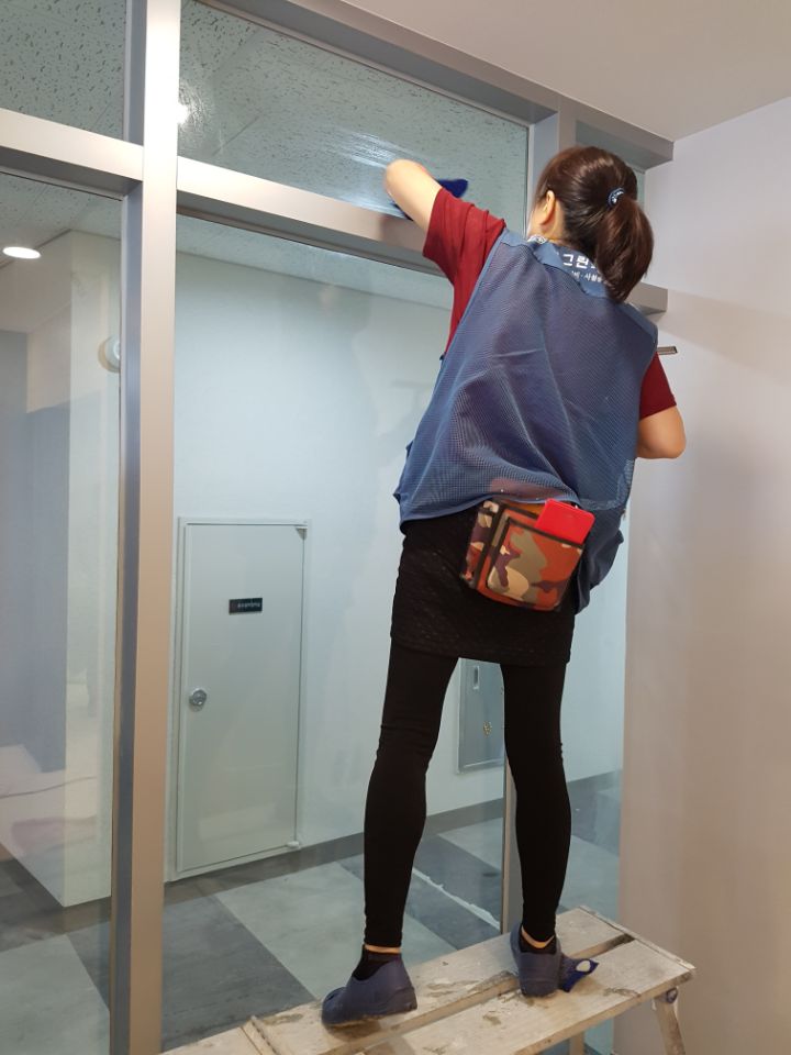 매장 오픈 전 청소